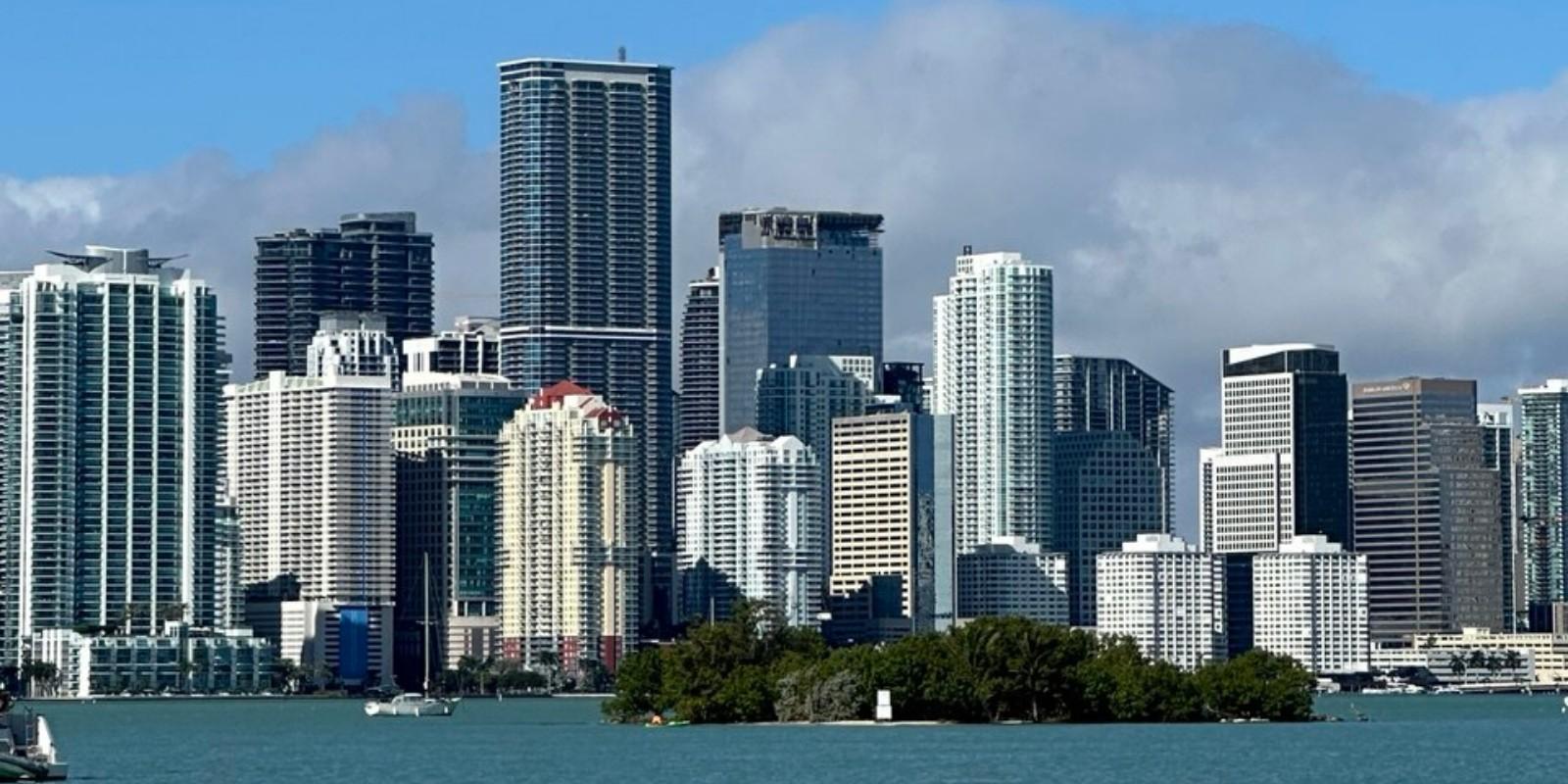 Cómo funcionan los HOAs en Florida y qué deben pagar los propietarios